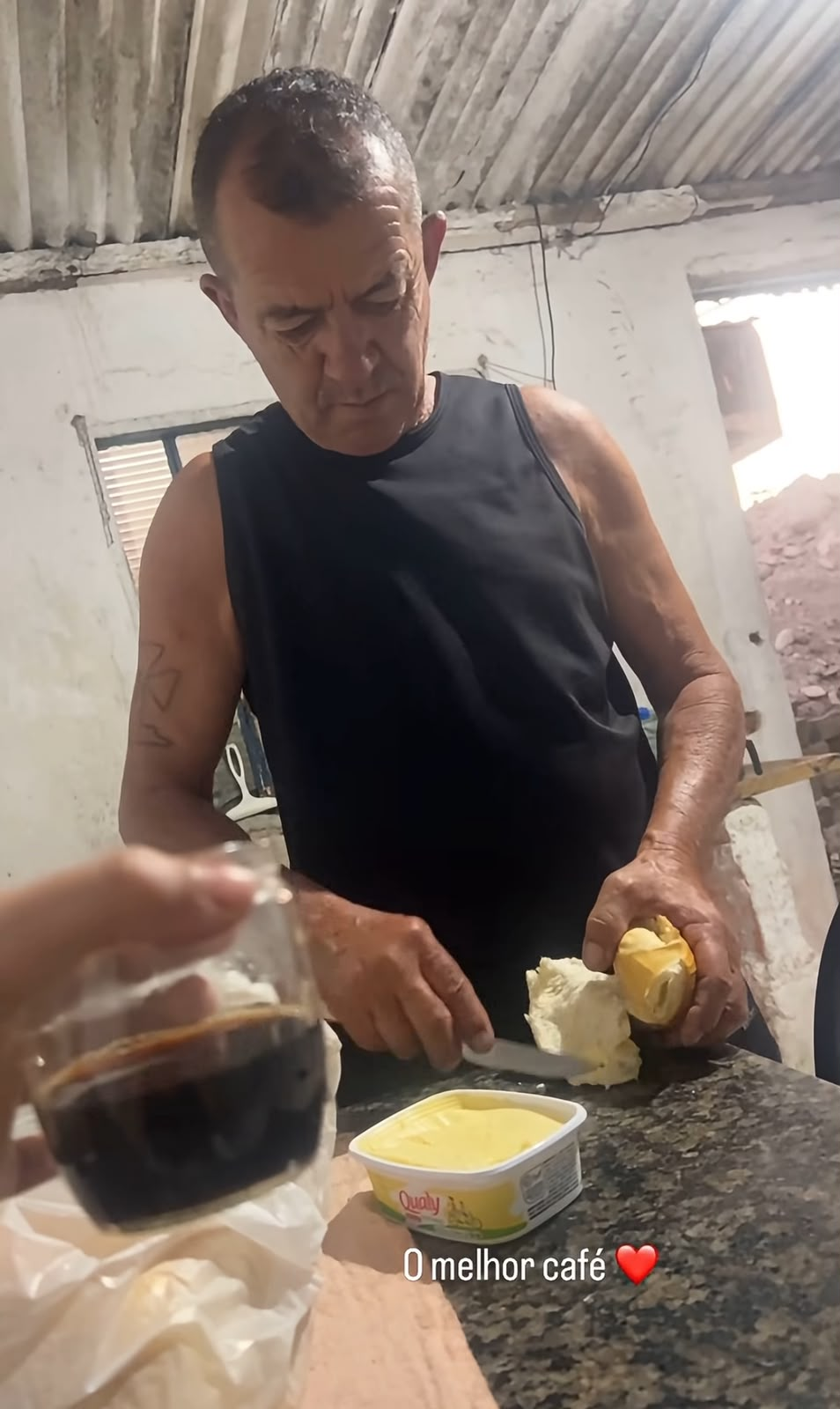 Pai da Helen preparando café em casa
