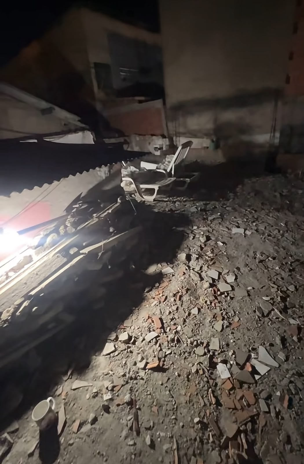 Área da casa afetada — destroços e entulho